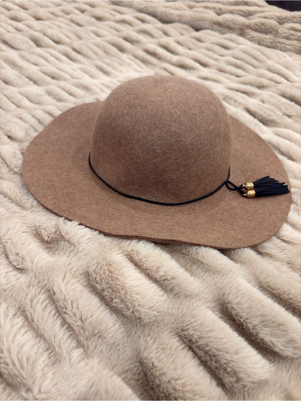 Womenโs Wide-Brim wool Hat with Tassel - Brown